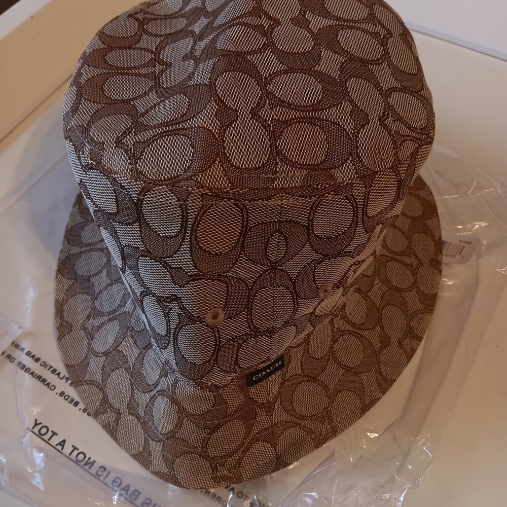 Coach Signature Jacquard Bucket Unisex Hat M/LGThis bucket hat new with tags
